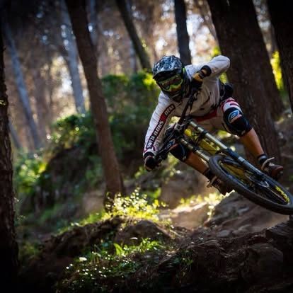 Enduro-kørsel mellem træerne på sporet i Andalusien