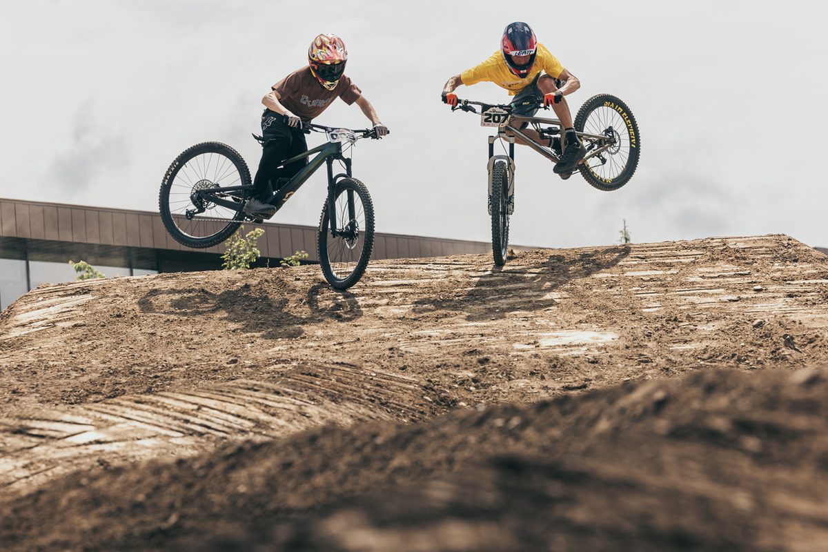To ryttere side om side på dual slalom-banen