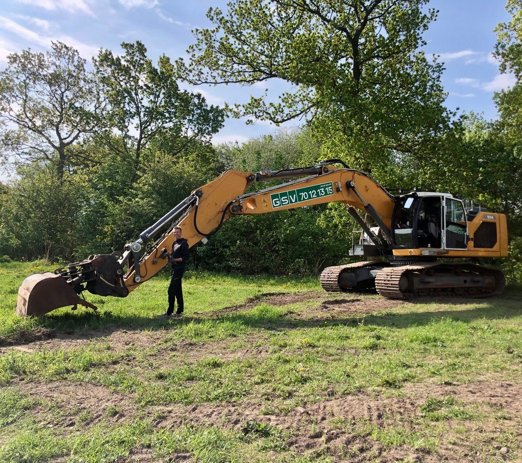 30 tons gravemaskine i arbejde i skoven