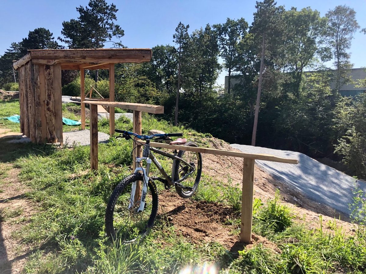 Bikepark med hop og berms